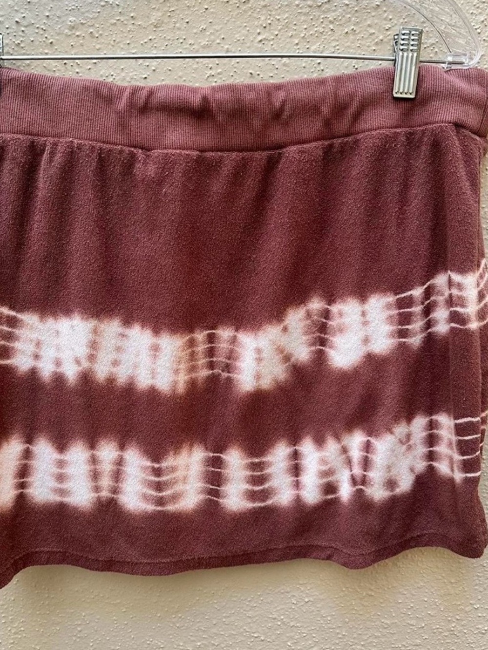 Dolls Kill Delia’s Y2K Burgundy Tie Dye Mini Skirt Stretch Waist Cotton Sz XL - Picture 3 of 7